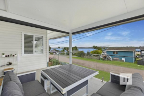 The Hamptons Lakehouse Mannering Park